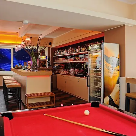 Hostel Pangeapeople & *